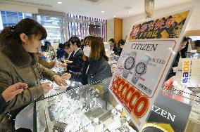 Shops in Japan crowded with Chinese travelers