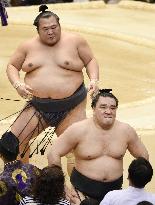 Hakuho still man to beat, Haruma falls again