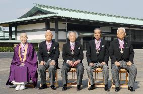 Writer Setouchi, 4 others receive Order of Culture