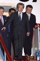 Koizumi arrives in Russia to meet Putin, Hu