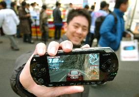 (1)Sony's 1st portable video game system PSP goes on sale