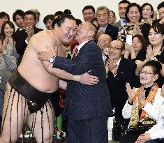 Hakuho finishes perfect at New Year sumo tournament