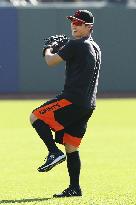 Giants outfielder Aoki sits out in seasons' finale