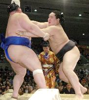 Asashoryu, Hakuho march on in style at spring sumo tournament