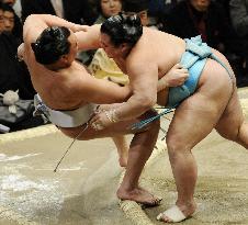 Harumafuji suffers 3rd loss at sumo tourney