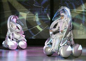 (2)Toyota unveils music-playing robots for 2005 Aichi Expo