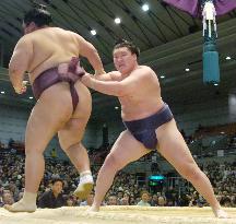 Hakuho beats Miyabiyama in rematch at spring sumo