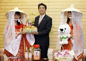 PM Abe visited by Plum Girls