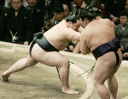 Asashoryu wins comfortably at New Year sumo