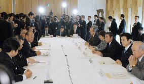 Government, Okinawa officials meet over Futemma base transfer
