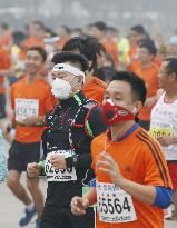 Runners wear masks in Beijing marathon under heavy smog