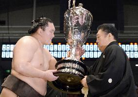 Hakuho wins 34th career championship at spring sumo