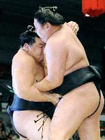 Asashoryu gets 1st day win at spring sumo