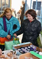 Athens citizens get free food at private support center