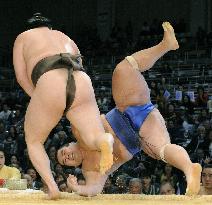 Hakuho defeats Kotoshogiku