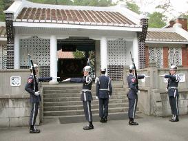 Military guards removed from mausoleums of Chiang Kai-shek, son
