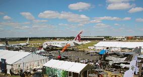 Farnborough air show begins in Britain