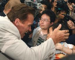 Schwarzenegger meets fans at Universal Studio Japan