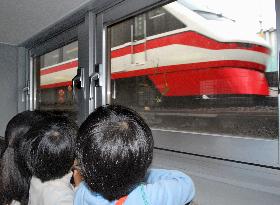 Tokyo's Higashi-Mukojima area: Kids enjoy watching train wheels at museum