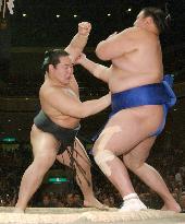 Asashoryu zeroes in on title at New Year sumo