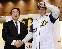 Orix gets former major league outfielder Taguchi