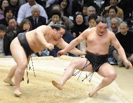 Asashoryu remains unbeaten on 9th day at spring sumo