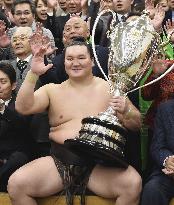 Hakuho finishes perfect at New Year sumo tournament