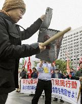 Kan visits Okinawa