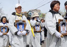 S. Korean ferry disaster victims' relatives demonstrate