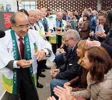 Oita Gov. Hirose offers bamboo bells to visitors at Expo Milano