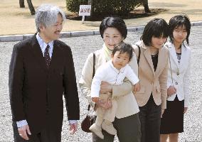 Prince Akishino's family arrive at Tochigi Pref. for rest