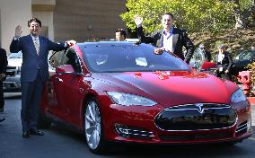 Tesla CEO takes Japan PM Abe for drive in EV