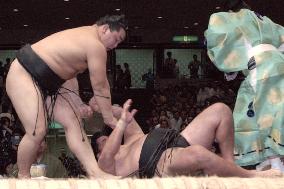 Asashoryu continues to shine at autumn sumo tourney