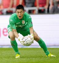 Goalie Kawashima active vs Gent