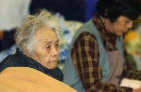 (8)Niigata quake victims weary, worried of more damage