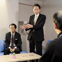 Hatoyama visits temporary homeless shelter