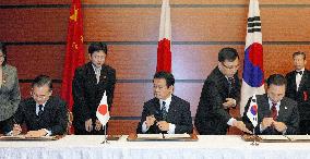 Japan, China, S. Korea vow to cooperate to fight credit crisis