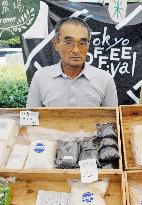 Niigata farmer sells organic rice at open-air market in Tokyo