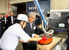 Keidanren chief inspects rice radioactivity test facility in Fukushima