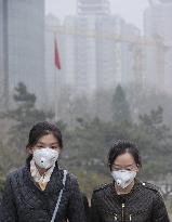 Beijing pedestrians wear masks amid heavy air pollution