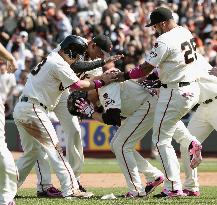 Giants walk off vs. Marlins on Mother's Day
