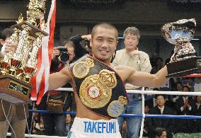 Sakata stops Parra in 3rd, becomes WBA flyweight champion