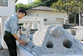 Kagawa Univ. prof. shows man-made fish nesting grounds