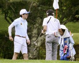 PM Abe plays golf for 1st time in month