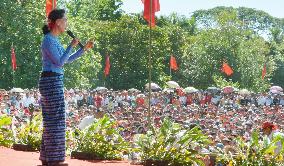 Voters listen to Suu Kyi before general election in Myanmar