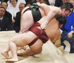 Kotooshu picks up 2nd win at spring sumo