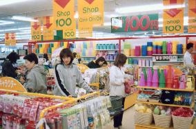 100 yen shops perform strongly in Japan