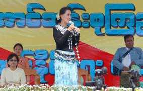 Aung San Suu Kyi campaigns in northern Myanmar