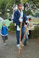 70-year-old Chiba man completes 500-km walk on stilts