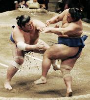 Asashoryu stays close to Tamakasuga at New Year sumo